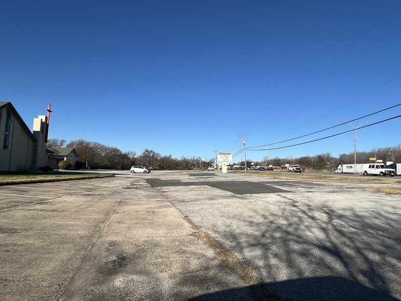 5025 Jacksboro Hwy, Fort Worth, TX à vendre - Photo du bâtiment - Image 3 de 8