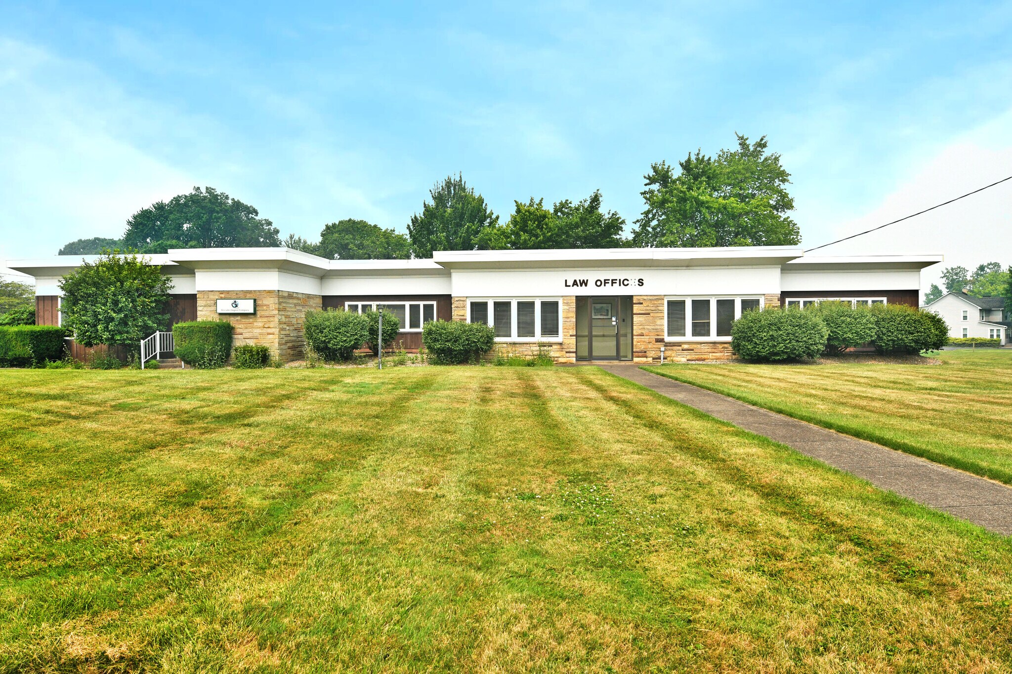 696 Valley View Dr, Brookfield, OH à vendre Photo principale- Image 1 de 51