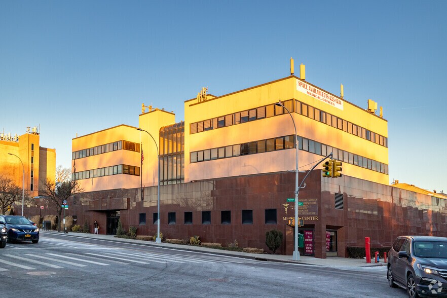 222-15 Northern Blvd, Bayside, NY à louer - Photo du bâtiment - Image 3 de 5