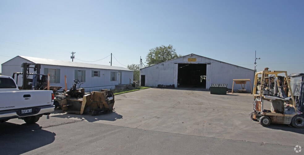 1651 E Hicks Field Rd, Fort Worth, TX à vendre - Photo du bâtiment - Image 1 de 10