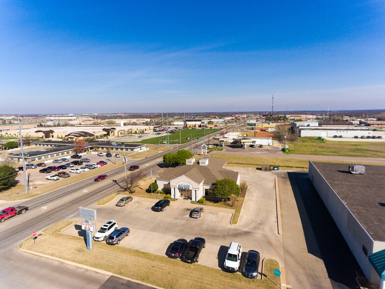 930 N Country Club Rd, Ada, OK à louer - Photo du bâtiment - Image 2 de 7