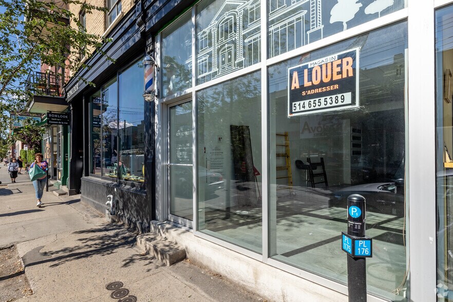 251-257A Rue Saint-Viateur O, Montréal, QC à louer - Photo du bâtiment - Image 3 de 4