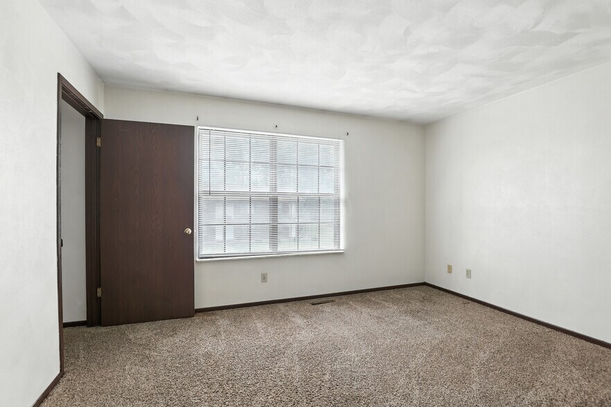 Pheasantwood Apartments portefeuille de 12 propriétés à vendre sur LoopNet.ca - Photo du bâtiment - Image 2 de 28