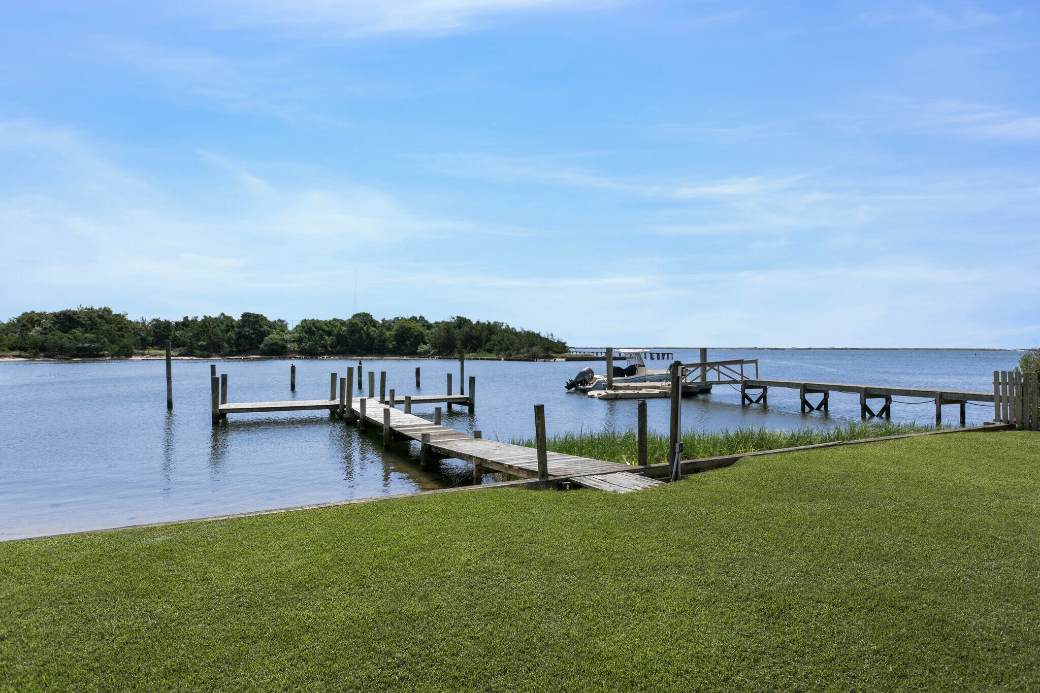 35 Gardners Ln, Hampton Bays, NY à vendre Photo du bâtiment- Image 1 de 24
