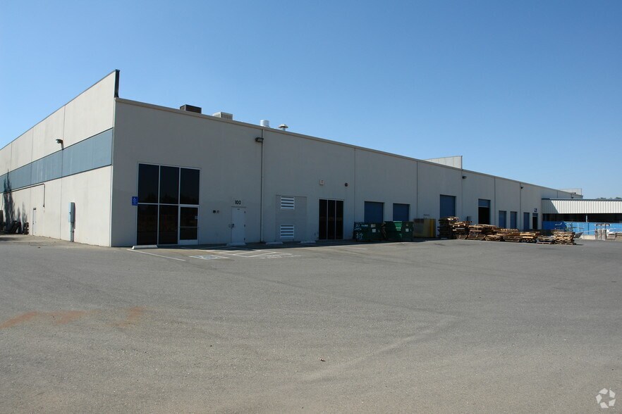 415 Otterson Dr, Chico, CA à louer - Photo du bâtiment - Image 2 de 7