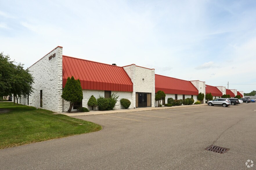 12251-12283 Universal Dr, Taylor, MI à louer - Photo principale - Image 1 de 5