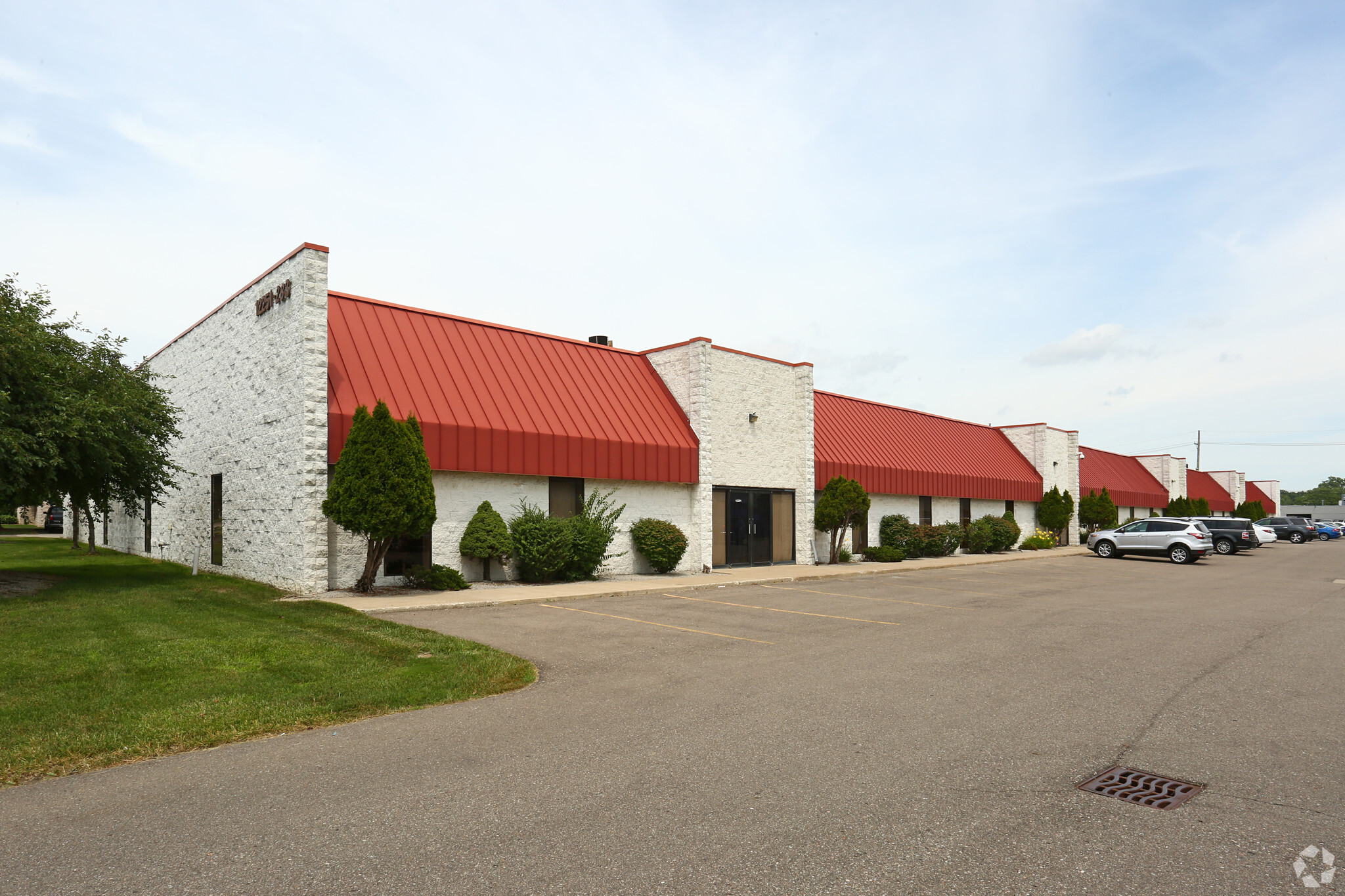 12251-12283 Universal Dr, Taylor, MI for lease Primary Photo- Image 1 of 6