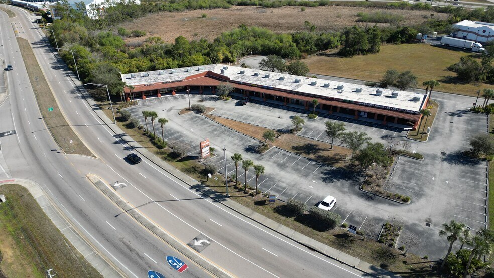 701 JC Center Ct, Port Charlotte, FL à vendre - Photo du bâtiment - Image 2 de 10