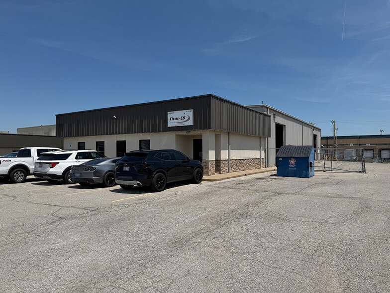 1327 N 105th East Ave, Tulsa, OK à louer - Photo principale - Image 1 de 5