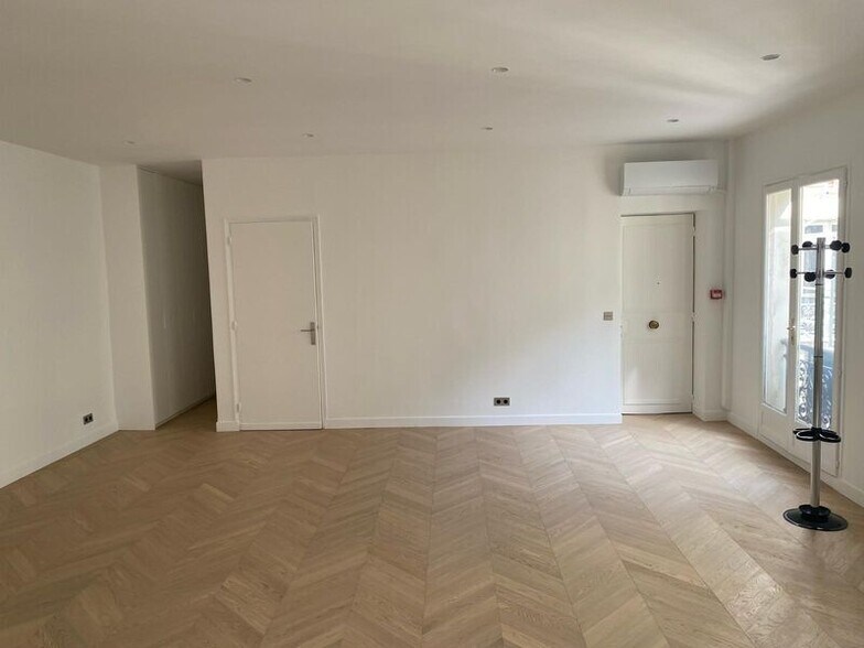 Office in Paris for lease - Interior Photo - Image 3 of 7