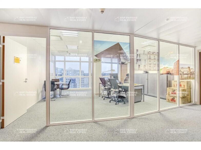 15 Place Georges Pompidou, Montigny-le-Bretonneux for lease - Interior Photo - Image 3 of 15
