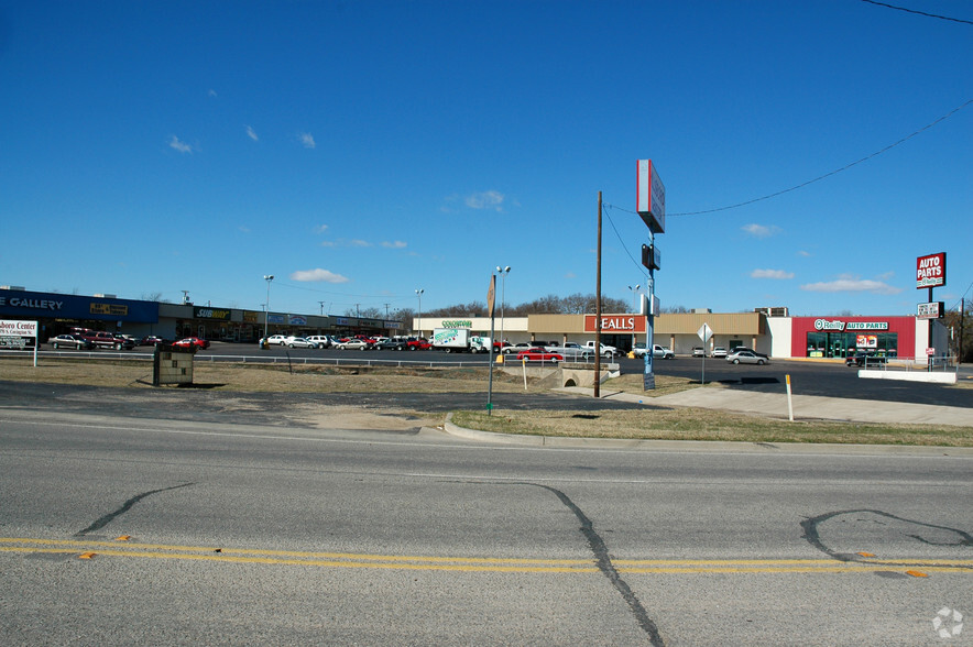 320-370 Covington St, Hillsboro, TX for lease - Primary Photo - Image 1 of 7