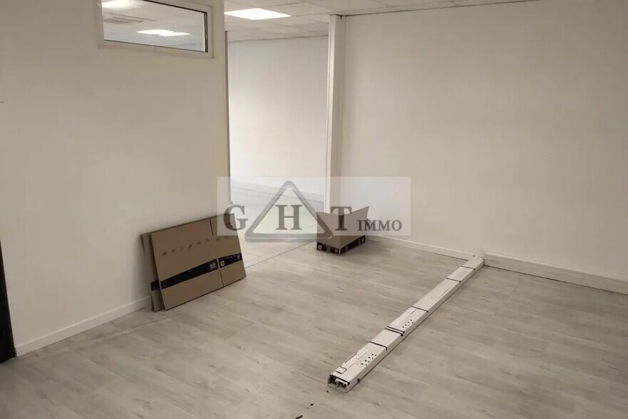 Office in Stains for sale - Interior Photo - Image 3 of 11