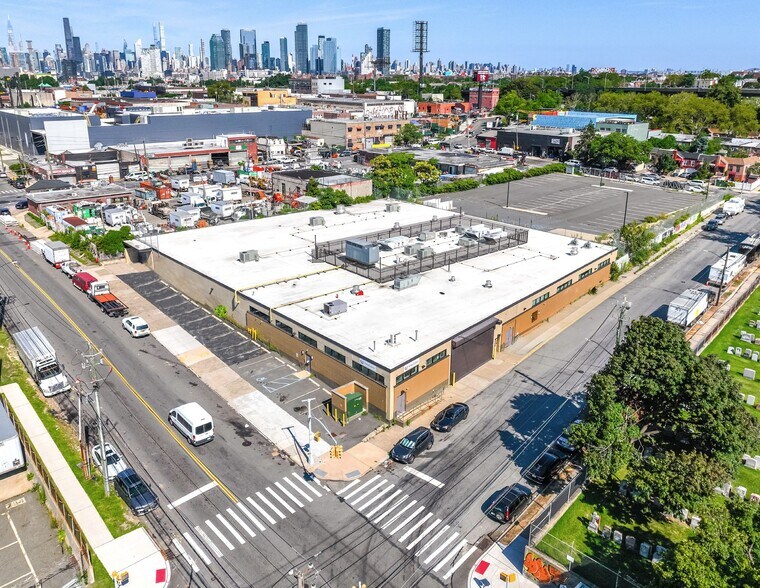 48-23 55th Ave, Maspeth, NY à louer - Photo du bâtiment - Image 1 de 11