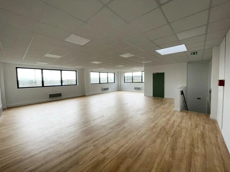 Local d'activités dans Vaulx-en-Velin à vendre - Photo du bâtiment - Image 3 de 6