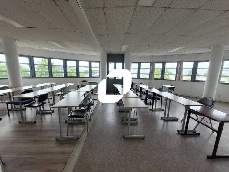 Flex dans Poissy à louer - Photo du bâtiment - Image 1 de 18
