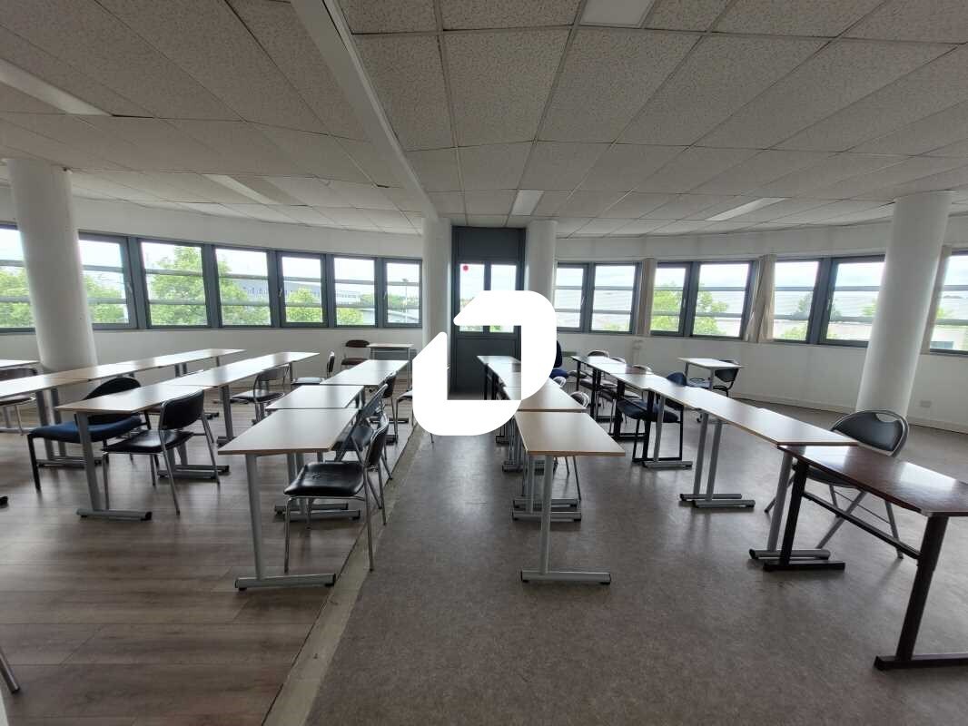 Flex dans Poissy à louer Photo du bâtiment- Image 1 de 19