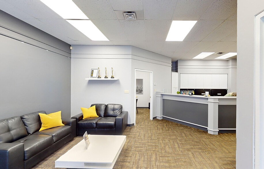1411-1423 Henderson Hwy, Winnipeg, MB for lease - Interior Photo - Image 3 of 6