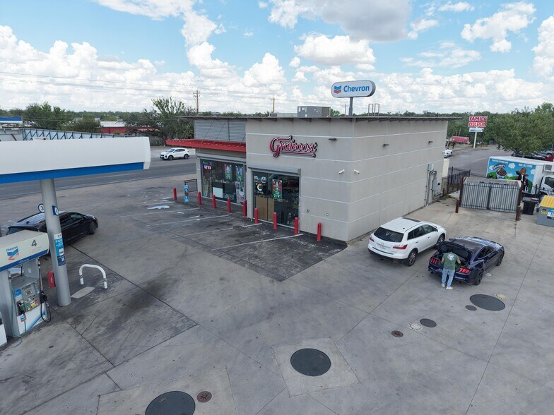 4611 E Martin Luther King Jr, Austin, TX à vendre - Photo du bâtiment - Image 3 de 8