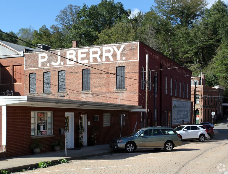 226 Main St, Sutton, WV à louer - Photo du bâtiment - Image 2 de 9