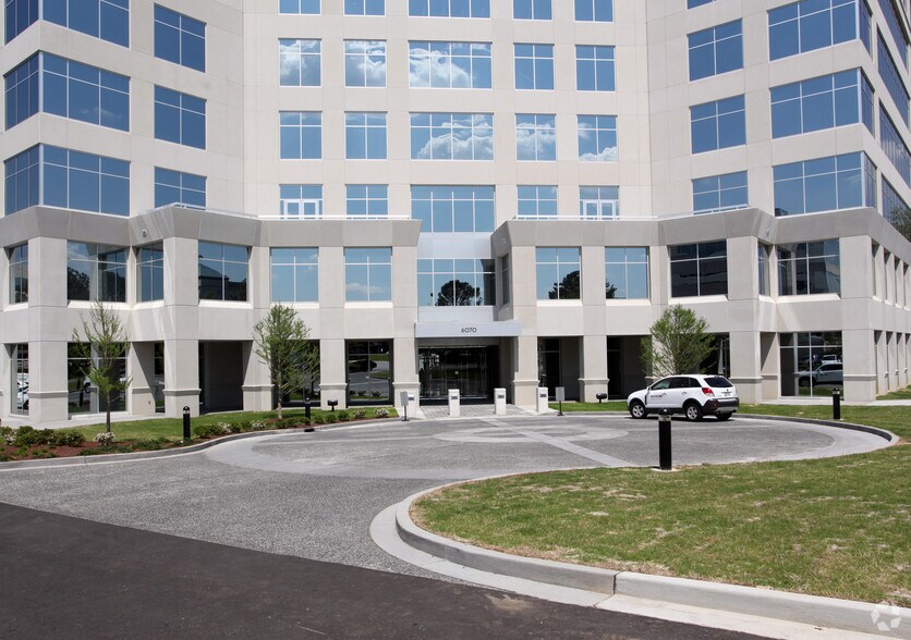 6070 Poplar Ave, Memphis, TN à louer - Photo du bâtiment - Image 2 de 7