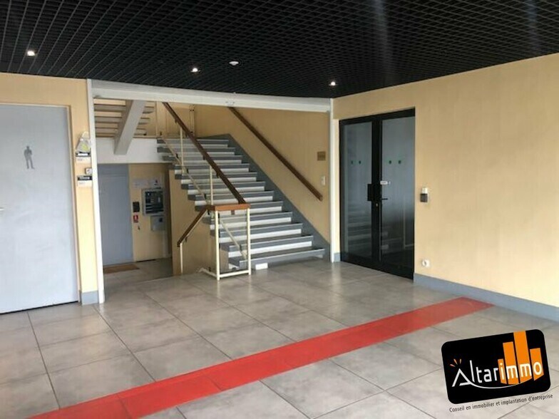 Flex in Lucé for lease - Lobby - Image 3 of 6