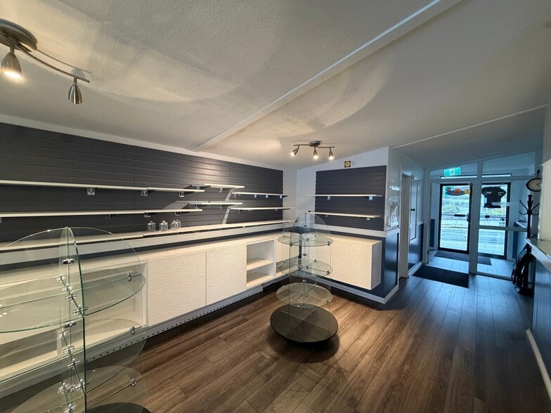 418 Marine Dr, Gibsons, BC for sale - Interior Photo - Image 3 of 9