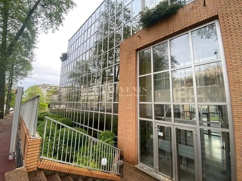 Office in Saint-Germain-en-Laye for lease - Building Photo - Image 3 of 3