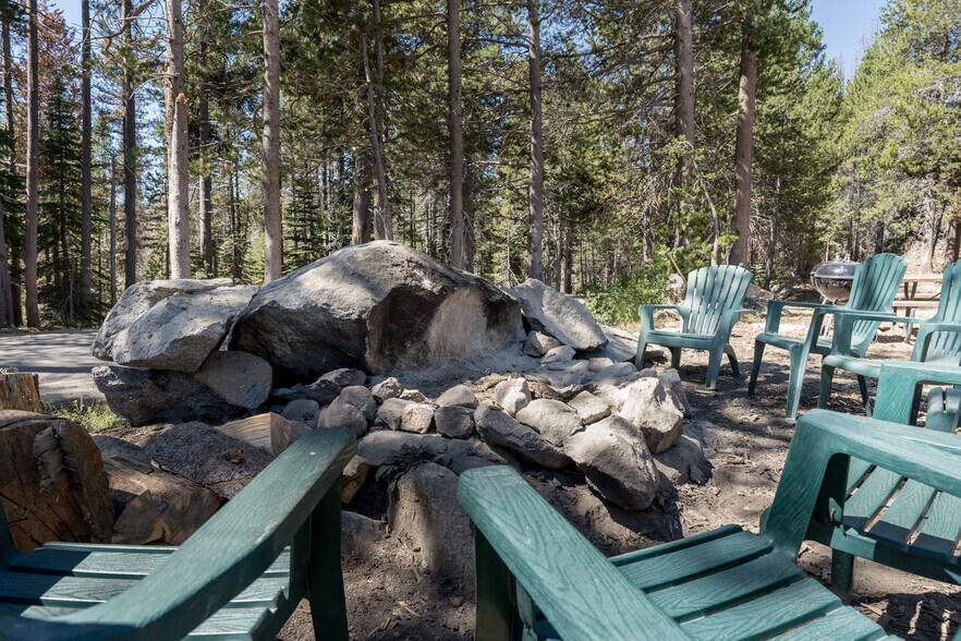 55380 Flintridge Dr, Shaver Lake, CA à vendre - Photo du bâtiment - Image 3 de 10