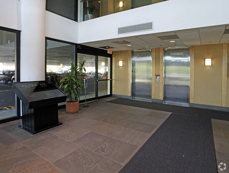 777 Passaic Ave, Clifton, NJ à louer - Hall d’entrée - Image 2 de 2