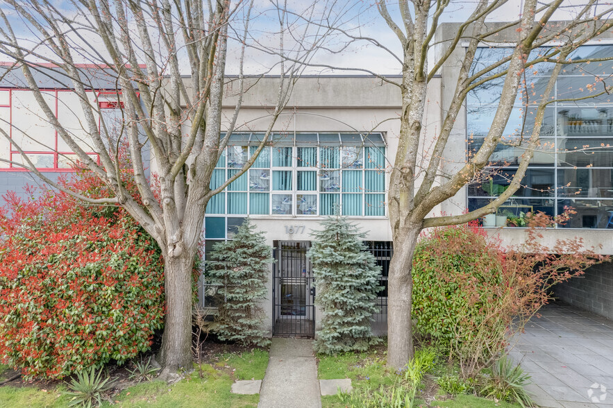 1677 W 2nd Ave, Vancouver, BC à vendre - Photo principale - Image 1 de 7