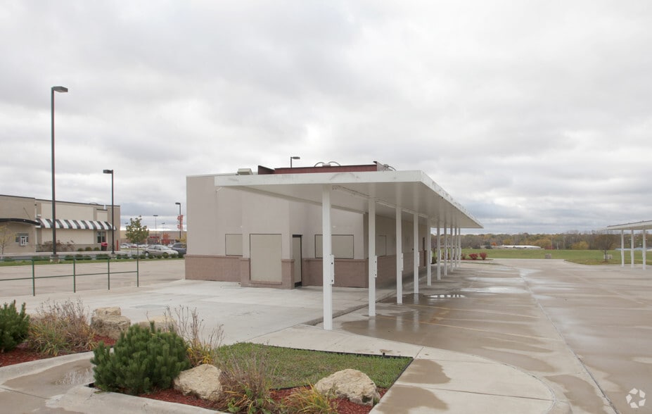 3345 W Kimberly Rd, Davenport, IA for sale - Primary Photo - Image 1 of 4