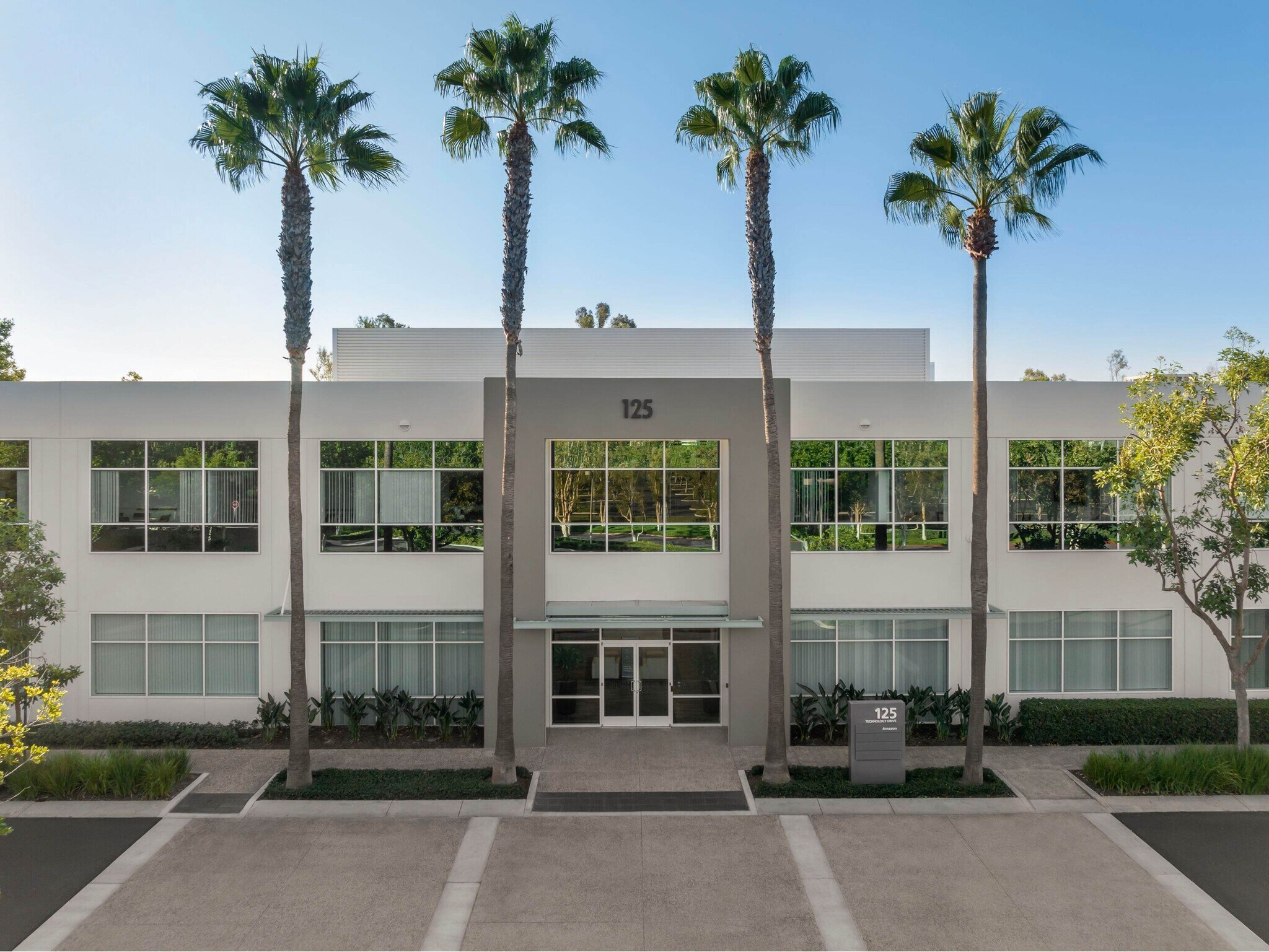 163 Technology Dr, Irvine, CA à louer Photo du bâtiment- Image 1 de 17