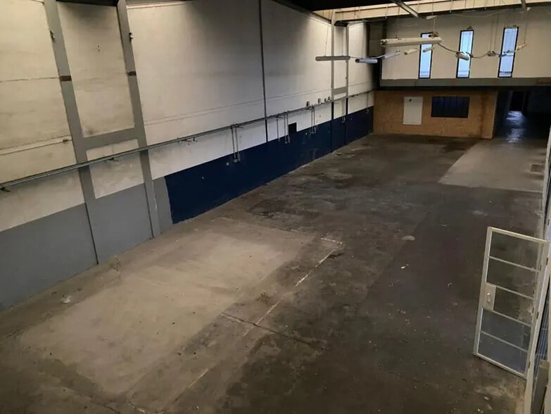 Flex in Colombes for lease - Interior Photo - Image 2 of 11