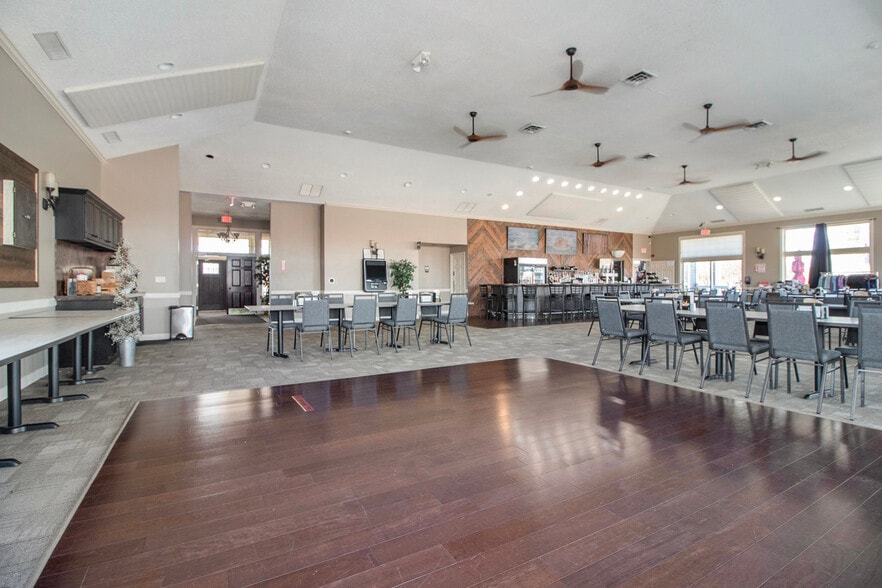 1111 Six Mile Rd, Whitmore Lake, MI à vendre - Photo du bâtiment - Image 2 de 5