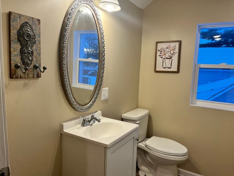 10 Buildings, 34/35 Units - 11.4% Cap portefeuille de 9 propriétés à vendre sur LoopNet.ca - Photo du bâtiment - Image 3 de 91