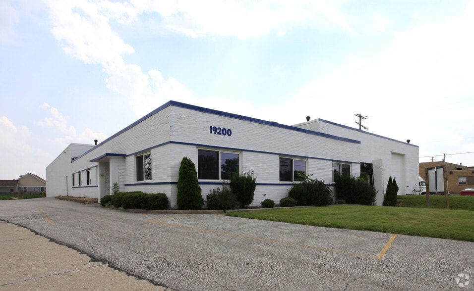 19200 Cranwood Pky, Warrensville Heights, OH for lease - Primary Photo - Image 1 of 19