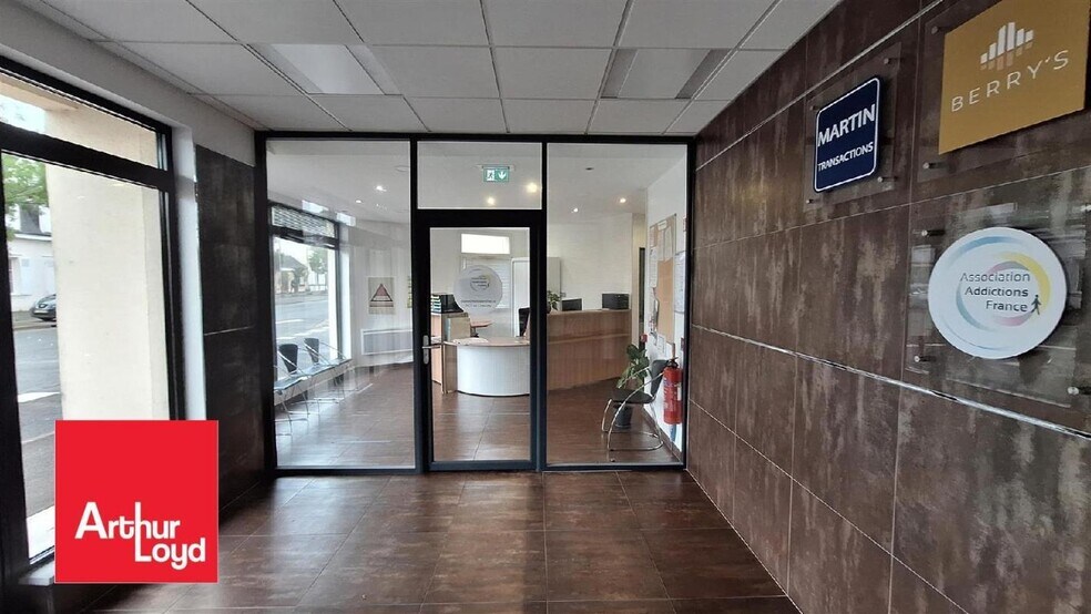 Retail in Chartres for lease - Lobby - Image 2 of 7