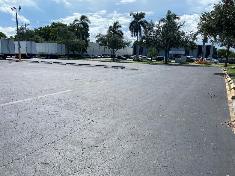 2900 Gateway Dr, Pompano Beach, FL à vendre - Photo principale - Image 1 de 11