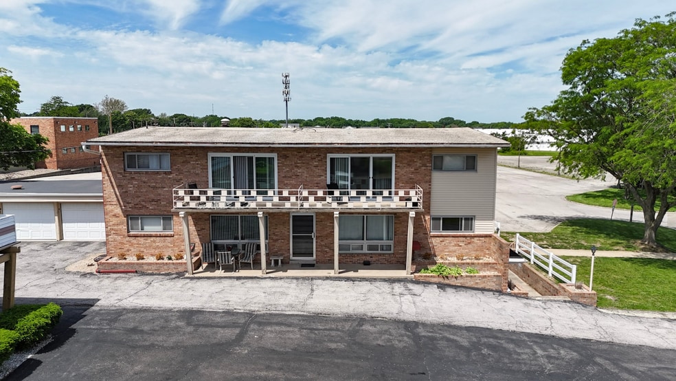 221 Robinhood Ln, Bloomington, IL à vendre - Photo du bâtiment - Image 2 de 7