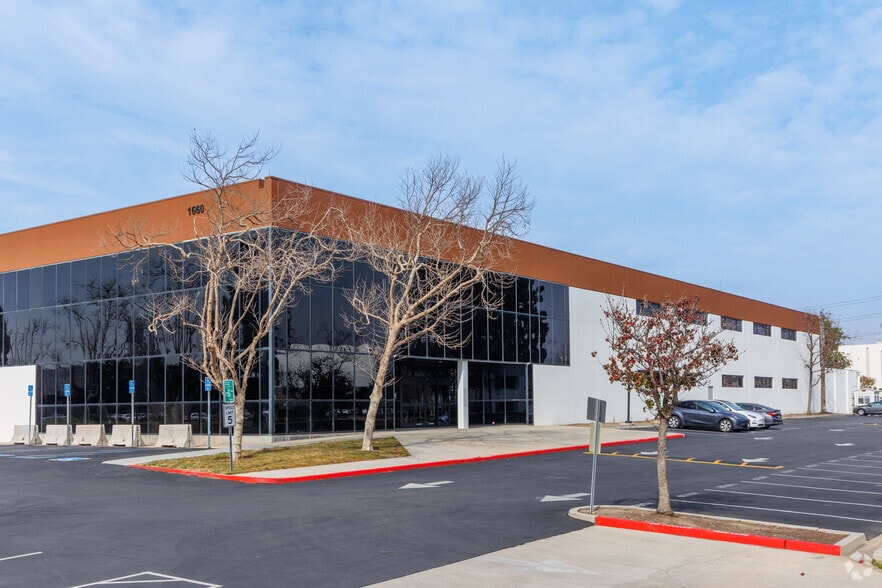 1660 Scenic Ave, Costa Mesa, CA for lease - Building Photo - Image 3 of 5