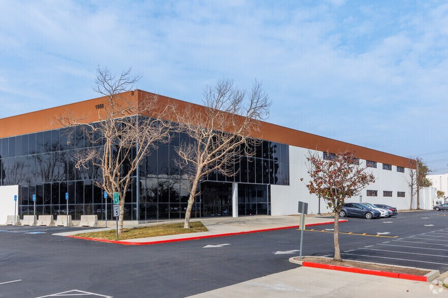 1660 Scenic Ave, Costa Mesa, CA à louer - Photo du bâtiment - Image 3 de 5