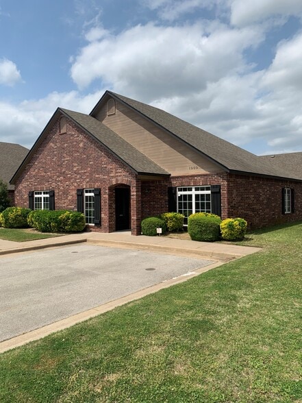 1909 W C St, Jenks, OK for lease - Building Photo - Image 1 of 12