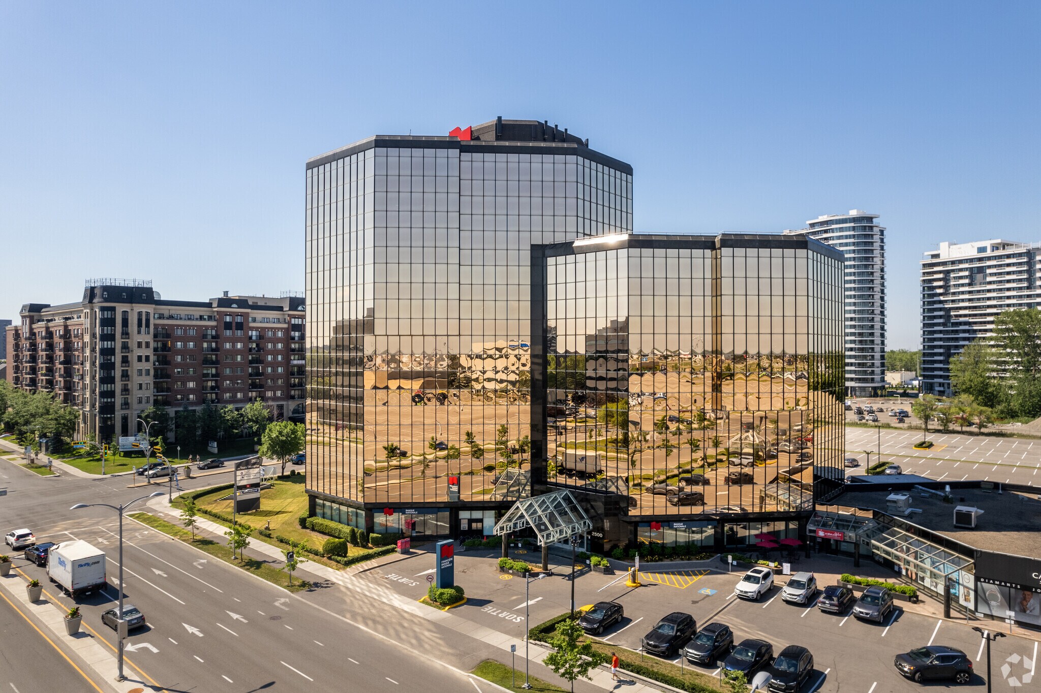 2500 Boul Daniel-Johnson, Laval, QC à louer Photo principale- Image 1 de 17