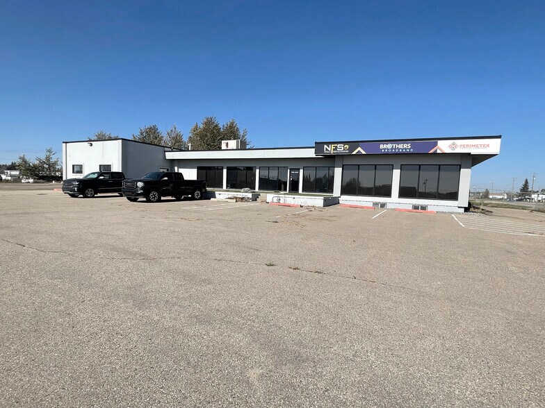 10720 209th St, Edmonton, AB à vendre - Photo du bâtiment - Image 3 de 9