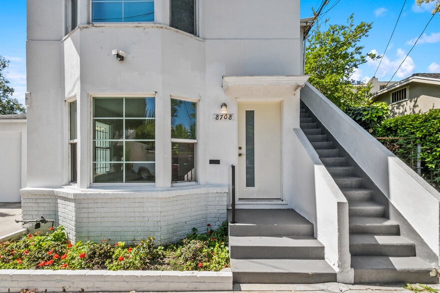 8710 Sherwood Dr, West Hollywood, CA for sale - Building Photo - Image 3 of 24