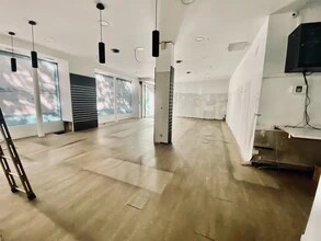 Retail in Paris for lease Interior Photo- Image 2 of 5