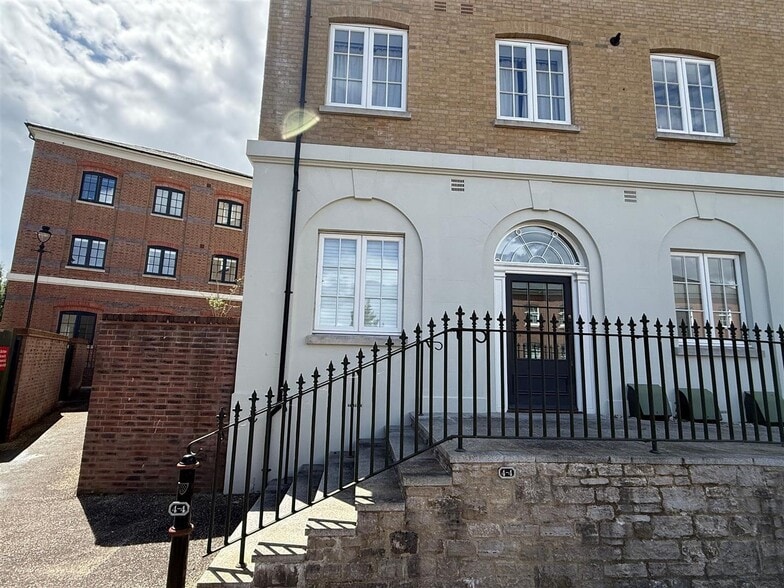 5 Crown Sq, Dorchester for lease - Building Photo - Image 3 of 6