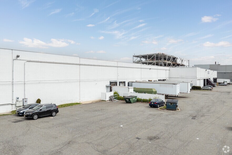 30 Enterprise Ave, Secaucus, NJ à louer - Photo du bâtiment - Image 3 de 8