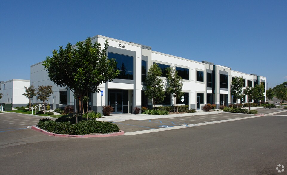 3266 Grey Hawk Ct, Carlsbad, CA à vendre - Photo du bâtiment - Image 1 de 9